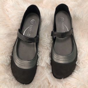 NWOT Naot Kirei Women’s Mary Jane Gray Shoes
